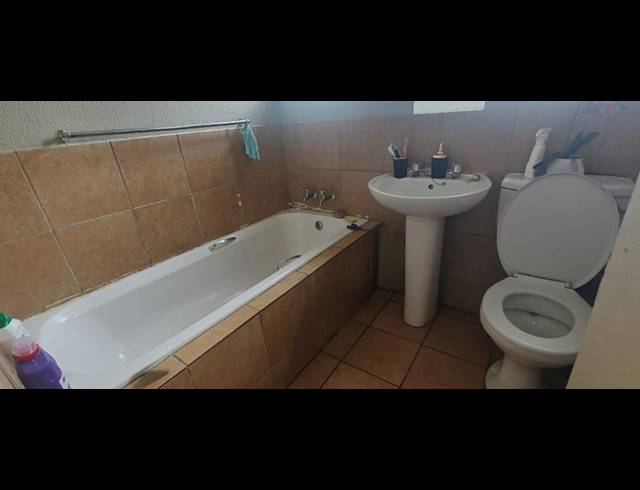 2 BEDROOM HOUSE FOR SALE IN PHILIP NEL PARK